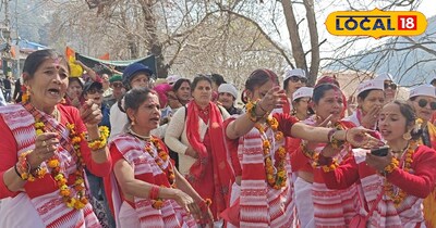 नैनीताल में होली मनाती महिलाएं 