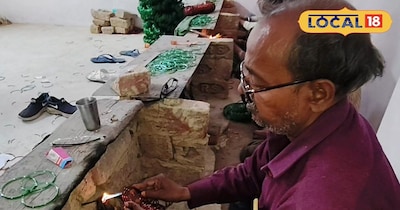 चूड़ी जुड़ाई करते हुए मजदूर 