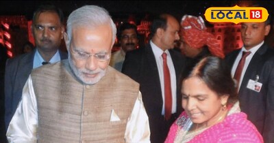 PM नरेंद्र मोदी को चावल के दानों पर बनी कलाकृतियां दिखाती हुई नीरू छाबड़ा। 