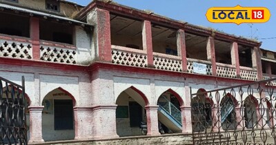 स्कूल भवन जर्जर अवस्था में है.
