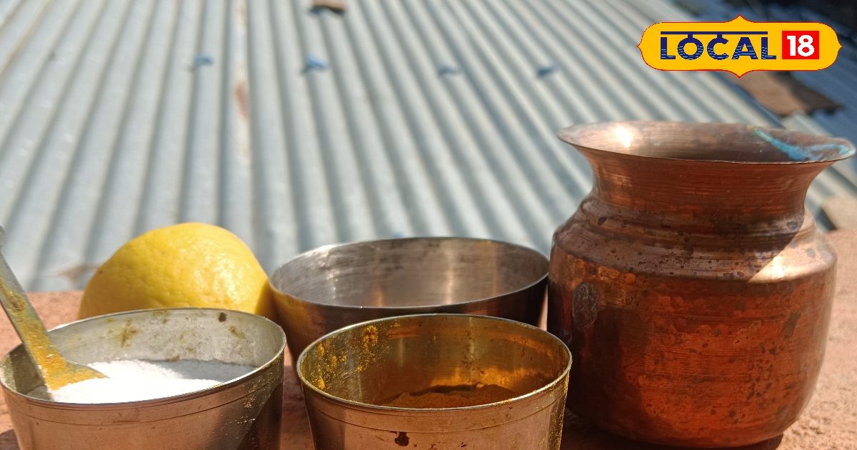 काले पड़ गए हैं तांबे-पीतल के बर्तन? रसोई की इन 4 चीजों से मिनटों में आएगी शीशे सी चमक