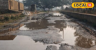 रस्ते में भरा पानी 