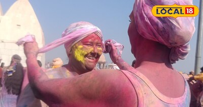 नंदगांव के नंद मंदिर में सैकड़ो विदेशी मेहमानों ने होली का लिया आनंद