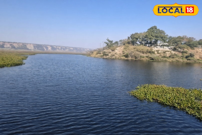 यह बढ़खल झील है, जो दिल्ली-एनसीआर के फरीदाबाद इलाके में है. यह झील दिल्ली से 35 किलोमीटर दूर है. सबसे खास बात तो यह है कि इस झील के आसपास पूरा शांतिपुर माहौल है और झील का पानी भी साफ है. इसलिए इस बार होली पर यदि आप दिल्ली से बाहर निकाल कर दिल्ली के आसपास ही कहीं होली अपने परिवार के संग मनाना चाहते हैं तो यह उसके लिए सबसे सही जगह है. यह बढ़खल झील है, जो दिल्ली-एनसीआर के फरीदाबाद इलाके में है. यह झील दिल्ली से 35 किलोमीटर दूर है. सबसे खास बात तो यह है कि इस झील के आसपास पूरा शांतिपुर माहौल है और झील का पानी भी साफ है. इसलिए इस बार होली पर यदि आप दिल्ली से बाहर निकाल कर दिल्ली के आसपास ही कहीं होली अपने परिवार के संग मनाना चाहते हैं तो यह उसके लिए सबसे सही जगह है.