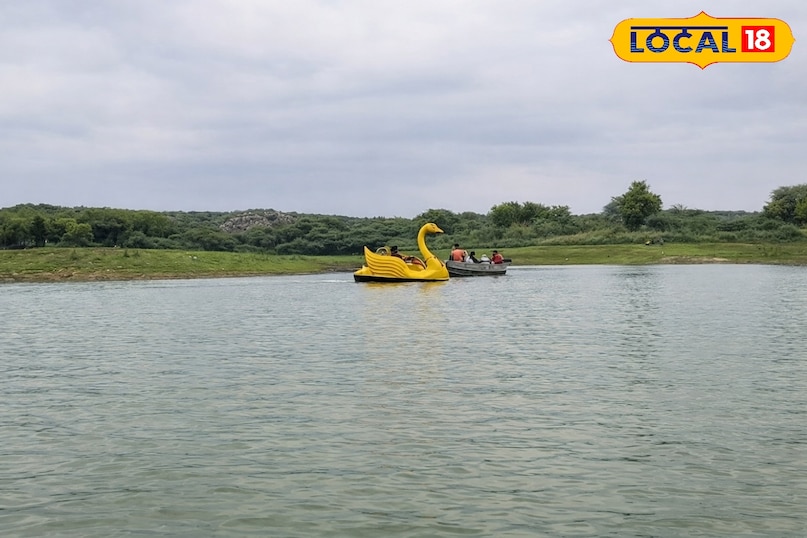 यह दमदमा झील है, जो दिल्ली से लगभग 45 किलोमीटर दूर है. होली पर पिकनिक और आउटडोर मस्ती के लिए बेहतरीन जगह है. इस झील में वोटिंग भी होती है और यहां पर कहीं और एक्टिविटीज भी है इसलिए होली पर यहां जाकर होली मनाना एक अलग ही अनुभव आपको दे सकता है. यह दमदमा झील है, जो दिल्ली से लगभग 45 किलोमीटर दूर है. होली पर पिकनिक और आउटडोर मस्ती के लिए बेहतरीन जगह है. इस झील में वोटिंग भी होती है और यहां पर कहीं और एक्टिविटीज भी है इसलिए होली पर यहां जाकर होली मनाना एक अलग ही अनुभव आपको दे सकता है.