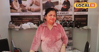 अपने स्टॉल पर अलका