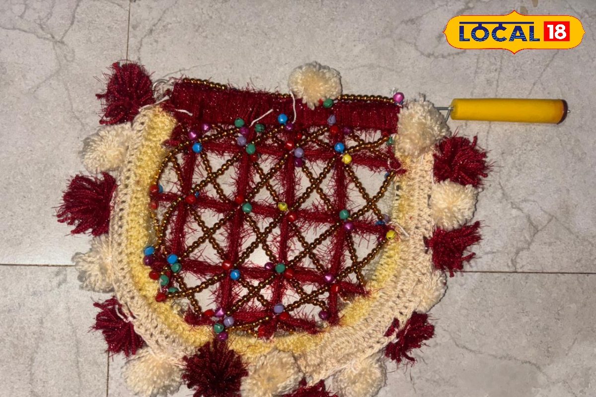 गर्मी की दस्तक! बिजली कटौती से पहले गांवों में महिलाएं बनाने लगीं पारंपरिक बीजना, शुरू हुई देसी तैयारी