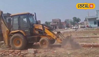 अवैध कॉलोनी पर बुलडोजर चलाते हुए 