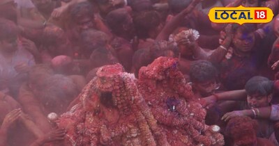 काशी विश्वनाथ मंदिर में खूब उड़े गुलाल