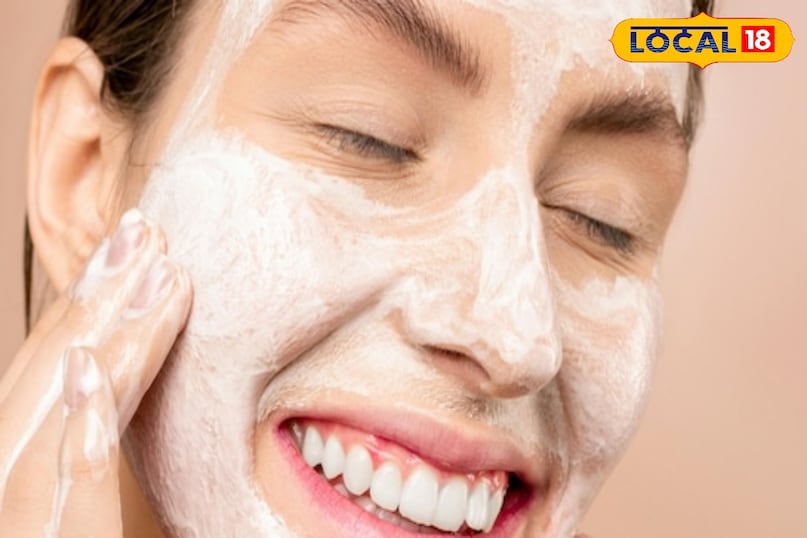 বেসন, হলুদ এবং দুধের স্ক্রাব: এক চিমটি হলুদ এবং কাঁচা দুধের সাথে বেসন মিশিয়ে পেস্ট তৈরি করুন। ট্যানিং দূর করতে এবং তৈলাক্ত ত্বক পরিষ্কার করতে এই স্ক্রাবটি খুবই উপকারী।