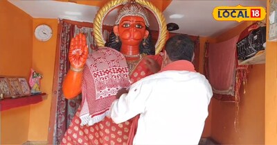 बजरंगरबली के पास से कंबल सुबह में उतारते भक्त पुजारी 