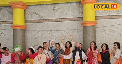 नैनीताल की होली में झूमते लोग