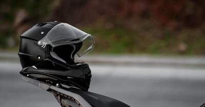 हेलमेट के लिए सीनियर कर्मचारी ने कर दिया कांड(फोटो:Canva)