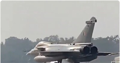 मोरन हाईवे पर आईएएफ के एयरक्राफ्ट ने सफल लैंडिंग और टेक-ऑफ किया.