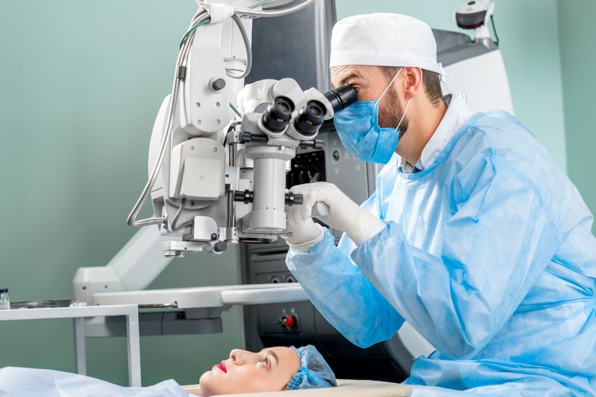 ICL सर्जरी क्या है और इसके जरिए कैसे हटाया जाता है चश्मा? किन लोगों के लिए यह तकनीक फायदेमंद