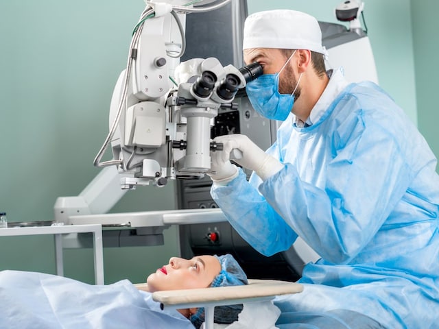 আইসিএল সার্জারি কী এবং কীভাবে এর মাধ্যমে চশমা অপসারণ করা হয়? একজন ডাক্তারের সাথে পরামর্শ করুন