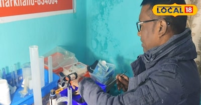 ‘मैं तो पहले छोटे पैमाने पर करता था, पर एक बार मोदी जी किसी कार्यक्रम में मेरे स्टॉल पर आए और उन्होंने देखा. वह खुश हो गए और कहा कि यह तो समुंदर में होता है, तुम घर के टब में ही बना रहे हो, बहुत शानदार काम है, करते रहो. वहां से जो प्रेरणा मिली, आज यहां तक पहुंच गया. सालाना टर्नओवर 40 लाख पार है.’