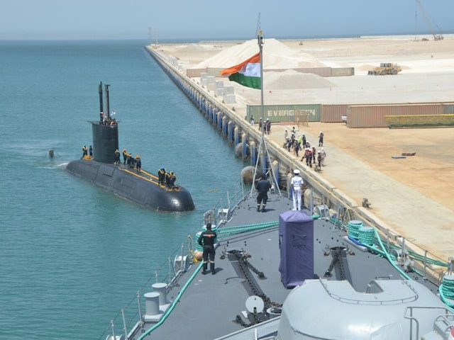 'सो रहे थे क्या?' INS शिकरा के पास 23 मंजिला इमारत बन कैसे गई, नौसेना भड़का HC