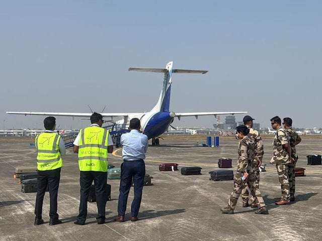 प्लेन में बम है...फ्लाइट के टॉयलेट में मिला धमकी वाला खत, यात्रियों में हड़कंप