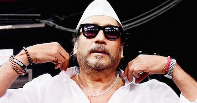 नई दिल्ली. अगर हम जैकी श्रॉफ के करियर में गिरावट और उनके संघर्षों की बात करें तो 2003 में रिलीज हुई फिल्म 'बूम' एक टर्निंग पॉइंट थी. यह सिर्फ एक फिल्म नहीं थी, बल्कि जैकी श्रॉफ और उनकी पत्नी आयशा श्रॉफ का एक बड़ा सपना था, जो एक बुरे सपने में बदल गया था. जैकी श्रॉफ ने यह फिल्म अपने प्रोडक्शन हाउस बैनर के तहत प्रोड्यूस की थी. उस समय के हिसाब से फिल्म का बजट काफी ज्यादा था और इसमें अमिताभ बच्चन जैसे सुपरस्टार के साथ-साथ कैटरीना कैफ (डेब्यू फिल्म) और गुलशन ग्रोवर जैसे कलाकार थे. जैकी ने इस फिल्म के लिए सब कुछ दांव पर लगा दिया था. उन्होंने ऊंची ब्याज दरों पर लोन लिया और अपनी सारी सेविंग लगा दी थी.