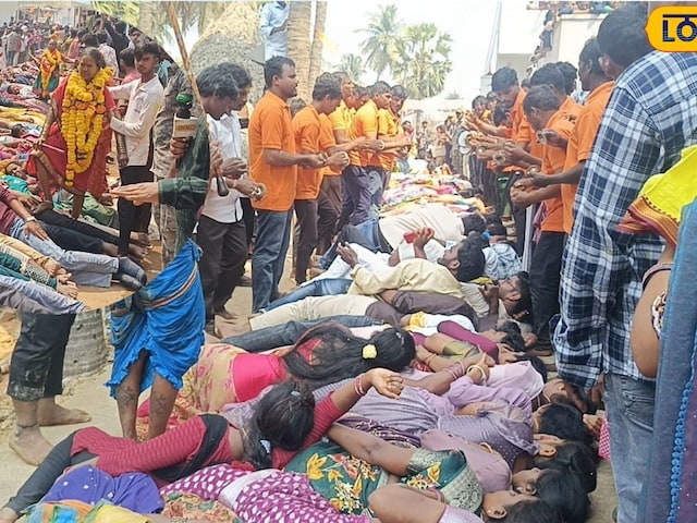 जतारा: पुजारी के पैरों के नीचे लेट जाते हैं लोग, मान्यता- इससे कष्ट मिटते हैं