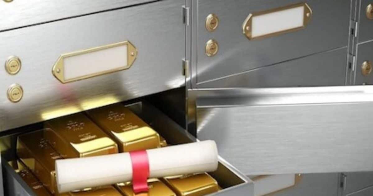 बैंक लॉकर में खुशी-खुशी सोना रखकर गए लोग, मैनेजर को थी बुरी लत, किया ऐसा कांड कि अब सब पीट रहे छाती