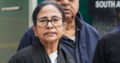 पश्च‍िम बंगाल की मुख्‍यमंत्री ममता बनर्जी चुनाव आयोग पहुंचीं थीं.