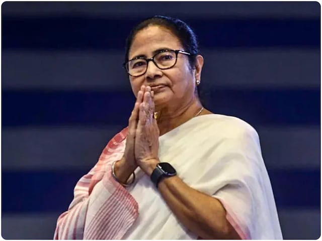 4 अफसरों पर FIR दर्ज करो, चुनाव आयोग ने ममता सरकार को दिया अल्टीमेटम