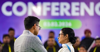 ममता बनर्जी अपने भतीजे के साथ. (File Photo)