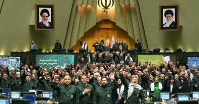 ईरान के सांसद सेना की वर्दी में नजर आए.