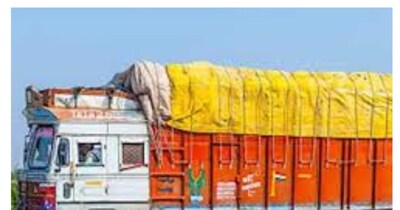 सड़क पर सामान लदा ट्रक(फाइल फोटो)