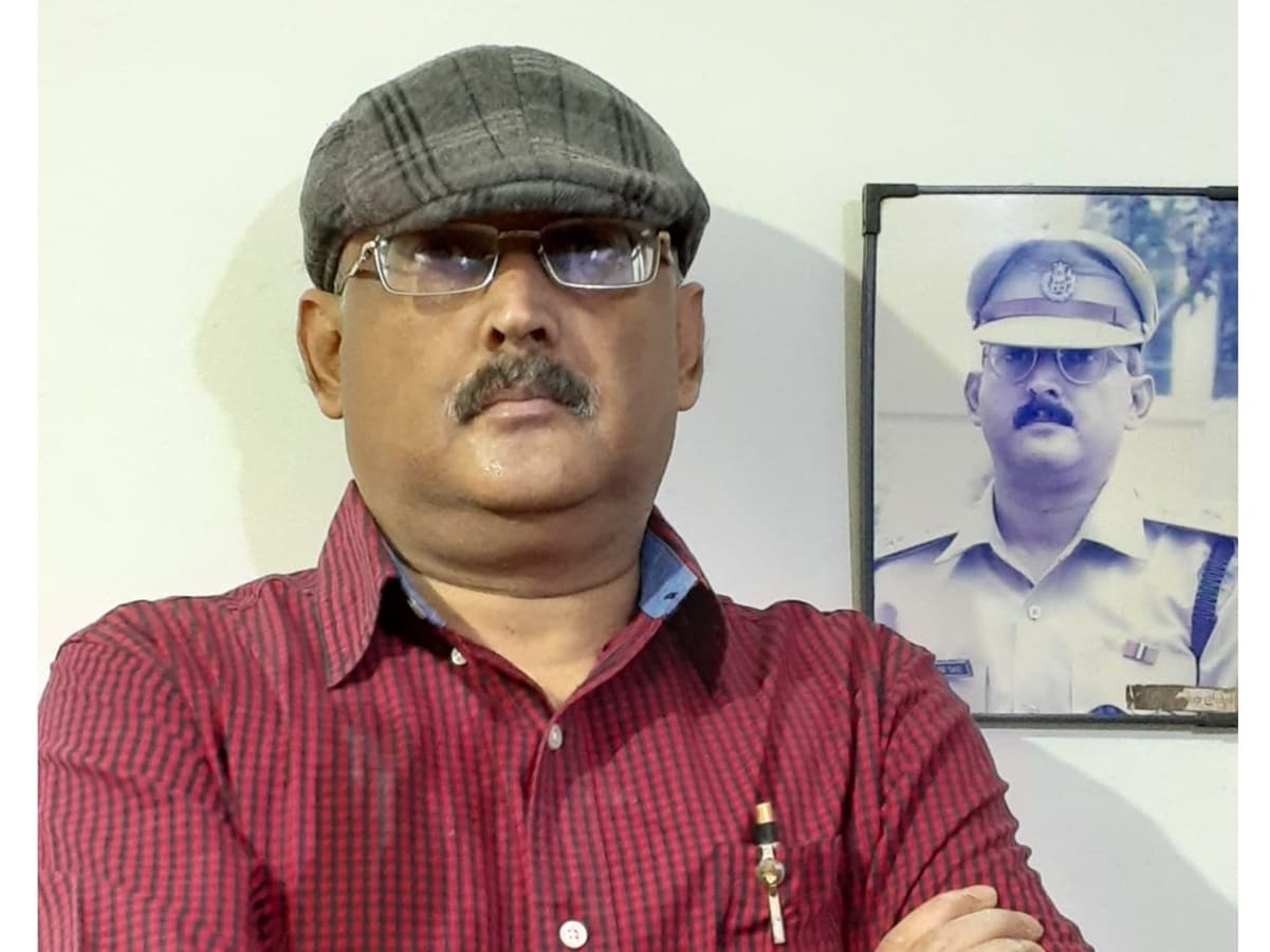 Police ने पटना में सेवानिवृत्त आईपीएस अधिकारी अमिताभ दास के घर पर छापा मारा। 3 Raid at Amitabh Das residence in NEET student case sensation amitabh das ips profile controversy