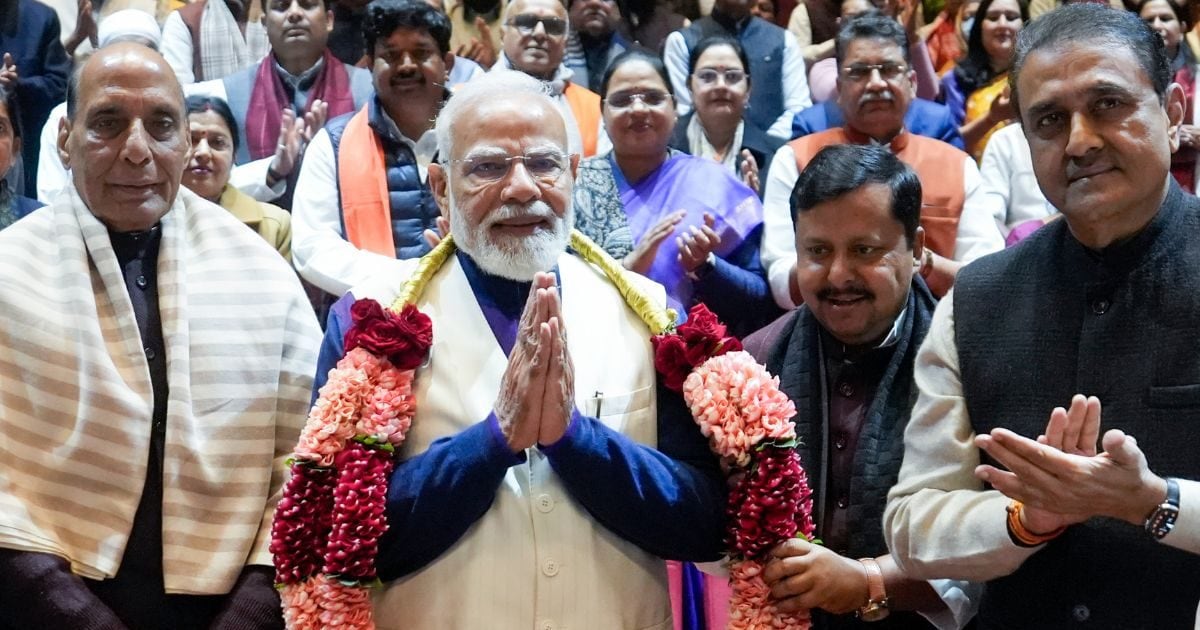 पीएम मोदी को पहनाई माला, लगे वंदे मातरम् के नारे, जानें भारत-यूएस ट्रेड डील पर एनडीए मीटिंग पर क्या हुआ