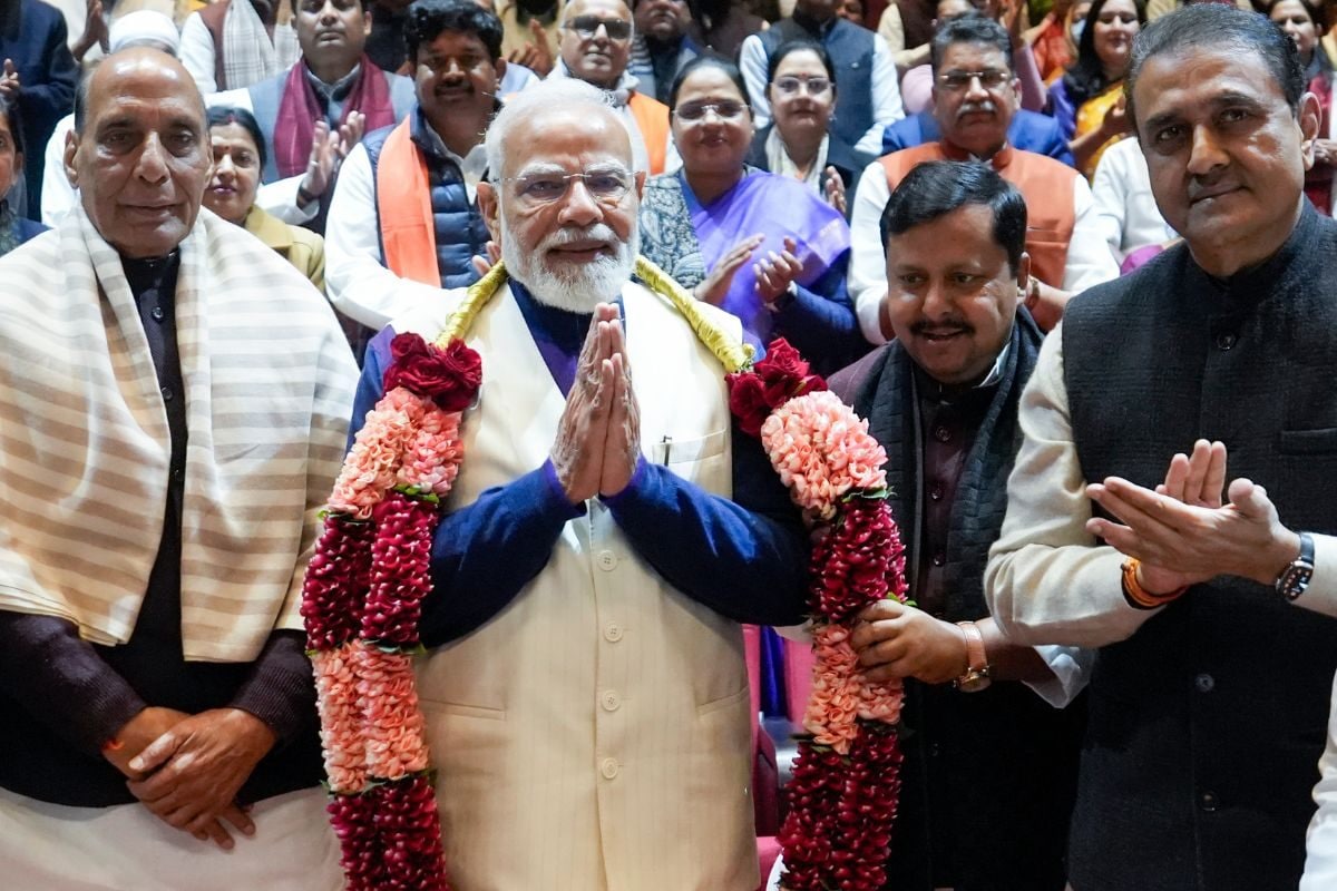 पीएम मोदी को पहनाई माला लगे वंदे मातरम् के नारे जानें भारत-यूएस ट्रेड डील पर एनडीए मीटिंग पर क्या हुआ