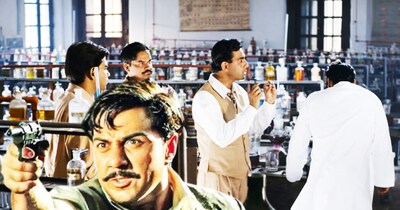 नई दिल्ली. कुछ बॉलीवुड फिल्में ऐसी हैं जिनकी कहानियां हमेशा फ्रेश रहती हैं. शहीद भगत सिंह की बहादुरी की कहानी 'शहीद' उनमें से एक है, लेकिन क्या आप सोच सकते हैं कि एक ही कहानी पर बनी तीन बड़ी फिल्में एक ही साल, महीने और हफ्ते में रिलीज हों? 2002 में बॉलीवुड ने एक ऐसा समय देखा जब बॉक्स ऑफिस 'इंकलाब जिंदाबाद' के नारों से गूंज उठा था. मुकाबला बहुत कड़ा था- एक तरफ नेशनल अवॉर्ड विनर अजय देवगन थे और दूसरी तरफ बॉलीवुड का सबसे ताकतवर 'देओल खानदान' और सोनू सूद. आज की स्पेशल रिपोर्ट में, हम आपको उन 4 फिल्मों के बारे में विस्तार से बताएंगे जो एक ही कहानी पर बनकर तैयार हुई थीं, लेकिन बॉक्स ऑफिस पर सिर्फ 1 ही फिल्म सफल हो पाई.