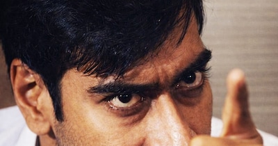 नई दिल्ली. बॉलीवुड में 'एक्शन हीरो' अक्सर अपनी साफ-सुथरी इमेज को लेकर हिचकिचाते हैं, लेकिन अजय देवगन ने अपने करियर की शुरुआत से ही इस डर को चुनौती दी है. अजय देवगन उन कुछ एक्टर्स में से एक हैं जिन्होंने साबित किया है कि 'विलेन' का रोल करके भी वह अकेले हिट हो सकते हैं. 2002 की फिल्म 'दीवानगी' से लेकर' खाकी' तक, अजय का 'डार्क फेज' हमेशा एक माइलस्टोन रहा है.