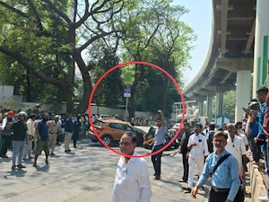 मुंबई में मेट्रो पिलर गिरने से 1 लोग की मौत हो गई है. 