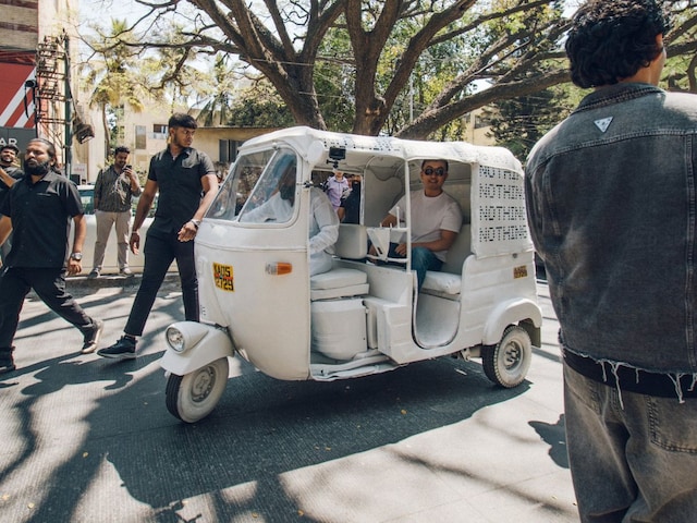বেঙ্গালুরুতে নাথিং-এর প্রথম ফ্ল্যাগশিপ স্টোর খোলা হয়েছে, সিইও কার্ল পেই অটোতে পৌঁছেছেন