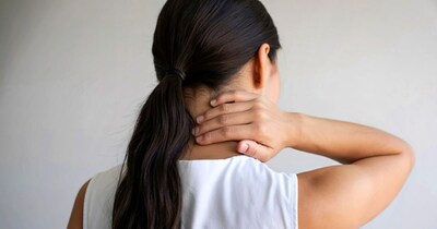 बेकिंग सोडा का पेस्ट बनाकर गर्दन पर लगाने से कालापन दूर हो सकता है.