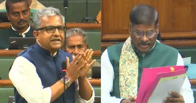 नीतीश मिश्रा ने सामुदायिक स्वास्थ्य केंद्र (CHC) की व्यवस्था को लेकर अपनी ही सरकार से सवाल पूछकर माहौल गर्म कर दिया.