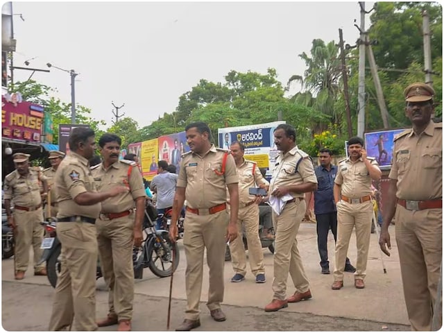 SIR सर्वे से लौटते वक्त भटके 2 सरकारी अफसर, रास्ता पूछना पड़ा भारी