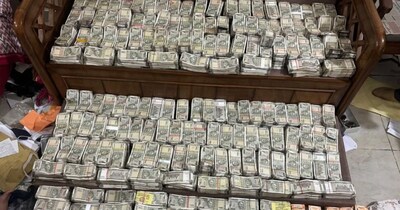 माइन ऑफिसर के घर से 4 करोड़ रुपये से ज्यादा की नकदी बरामद हुई.