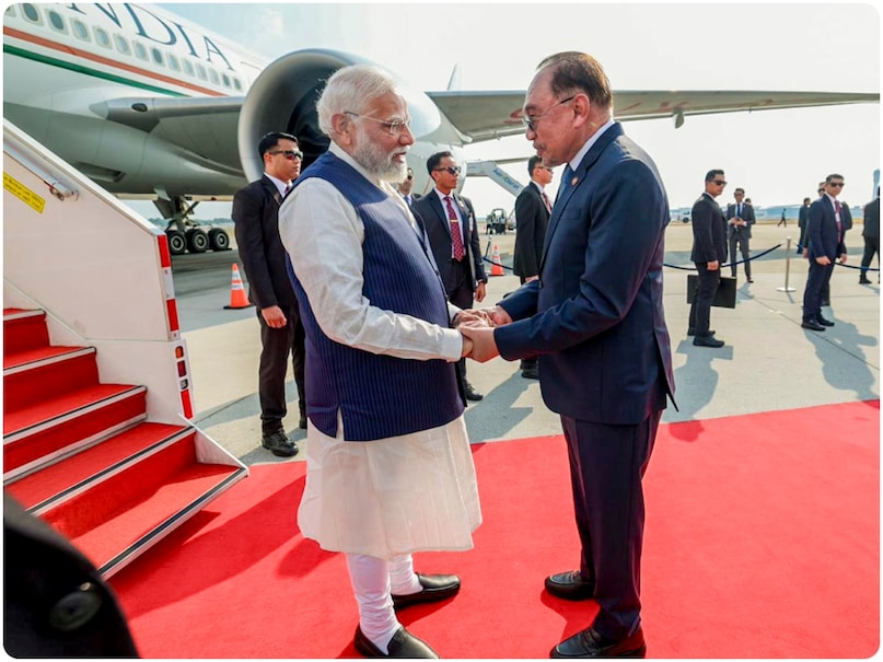 PM Modi meet Anwar Ibrahim, PM Modi Malaysia PM Car, PM Modi in Malaysia, China Pakistan, PM Modi Malaysia PM Anwar Ibrahim, India Malaysia Friendship, India Malaysia Relations, पीएम मोदी अनवर इब्राहिम से मिले, पीएम मोदी मलेशिया पीएम कार, पीएम मोदी मलेशिया में, चीन पाकिस्तान, पीएम मोदी मलेशिया पीएम अनवर इब्राहिम, भारत मलेशिया मित्रता, भारत मलेशिया संबंध