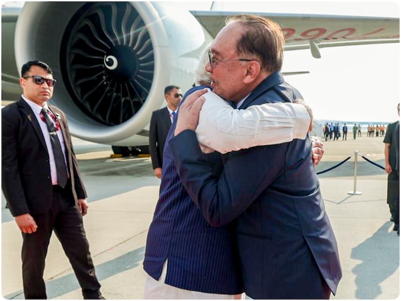 PM Modi meet Anwar Ibrahim, PM Modi Malaysia PM Car, PM Modi in Malaysia, China Pakistan, PM Modi Malaysia PM Anwar Ibrahim, India Malaysia Friendship, India Malaysia Relations, पीएम मोदी अनवर इब्राहिम से मिले, पीएम मोदी मलेशिया पीएम कार, पीएम मोदी मलेशिया में, चीन पाकिस्तान, पीएम मोदी मलेशिया पीएम अनवर इब्राहिम, भारत मलेशिया मित्रता, भारत मलेशिया संबंध