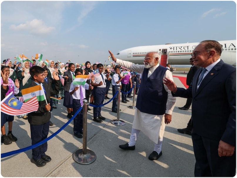 PM Modi meet Anwar Ibrahim, PM Modi Malaysia PM Car, PM Modi in Malaysia, China Pakistan, PM Modi Malaysia PM Anwar Ibrahim, India Malaysia Friendship, India Malaysia Relations, पीएम मोदी अनवर इब्राहिम से मिले, पीएम मोदी मलेशिया पीएम कार, पीएम मोदी मलेशिया में, चीन पाकिस्तान, पीएम मोदी मलेशिया पीएम अनवर इब्राहिम, भारत मलेशिया मित्रता, भारत मलेशिया संबंध