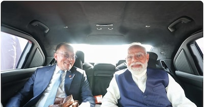 मलेशिया के पीएम अनवर इब्राहिम के साथ उनकी कार में पीएम मोदी.