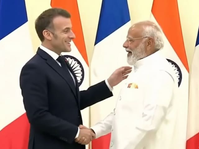 दोस्ती की गर्मजोशी: मुंबई में जब मुस्कुराते हुए मिले पीएम मोदी-मैक्रों