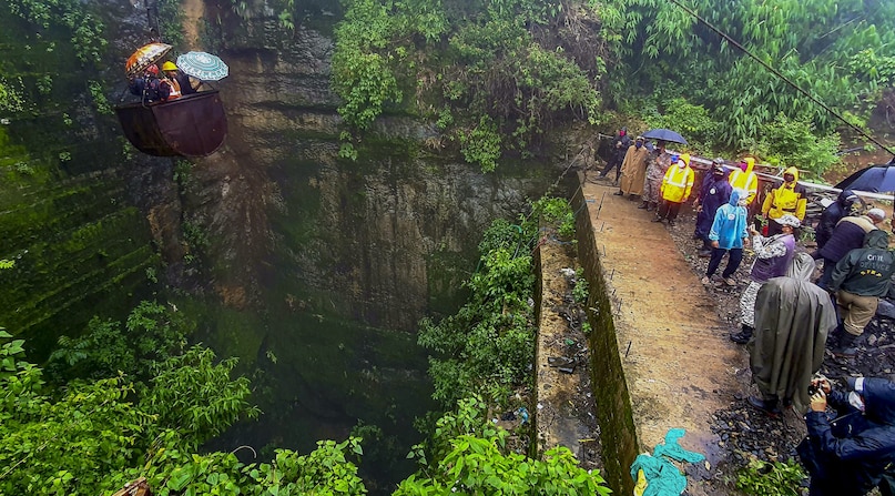 मेघालय : पूर्वोत्तर भारत का मेघालय अपनी प्राकृतिक सुंदरता के लिए मशहूर है. यहां की गहरी घाटियां और बादलों से घिरे पहाड़ जिपलाइनिंग के रोमांच को कई गुना बढ़ा देते हैं. एडवेंचर के शौकीनों के लिए यह जगह किसी स्वर्ग से कम नहीं है. 