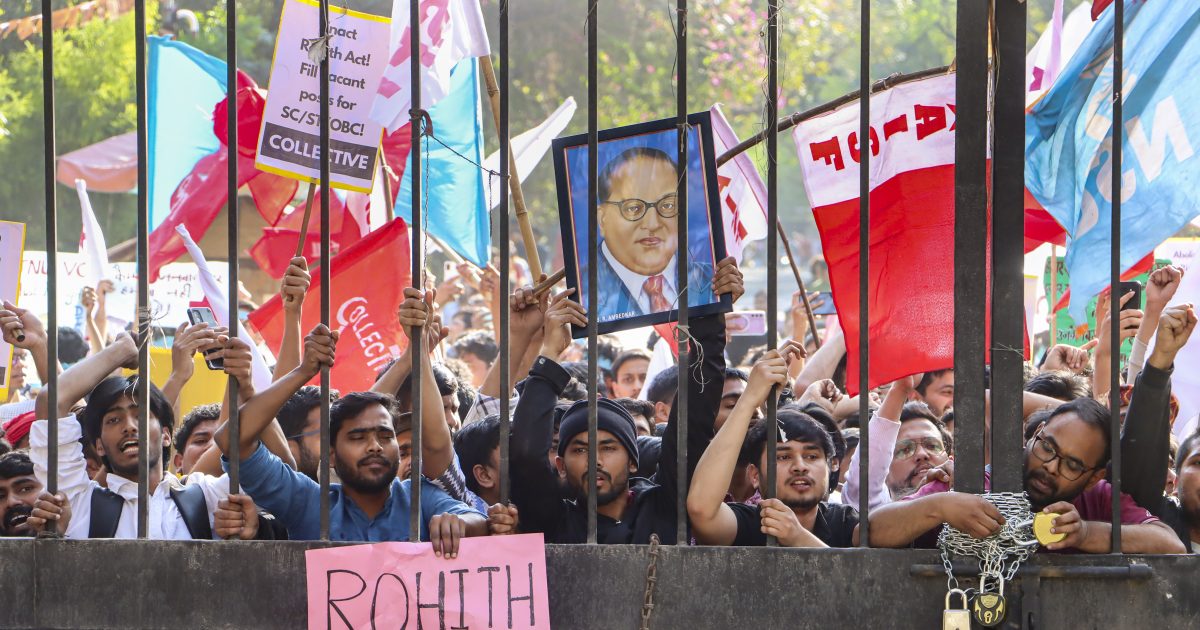 JNU में चले डंडे और जूते, प्रदर्शन के दौरान हुई झड़प, ACP समेत 25 पुलिसकर्मी घायल, 51 छात्र हिरासत में