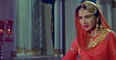 पाकीजा के लिए कोठों और नवाबी माहौल को दिखाने के लिए बेहद डिटेल्ड और महंगे सेट बनाए गए थे, जो फिल्म की पहचान बन गए. 